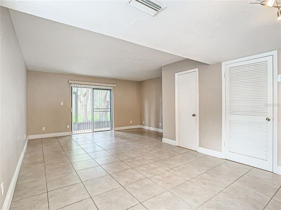 Active With Contract: $189,000 (2 beds, 1 baths, 1152 Square Feet)