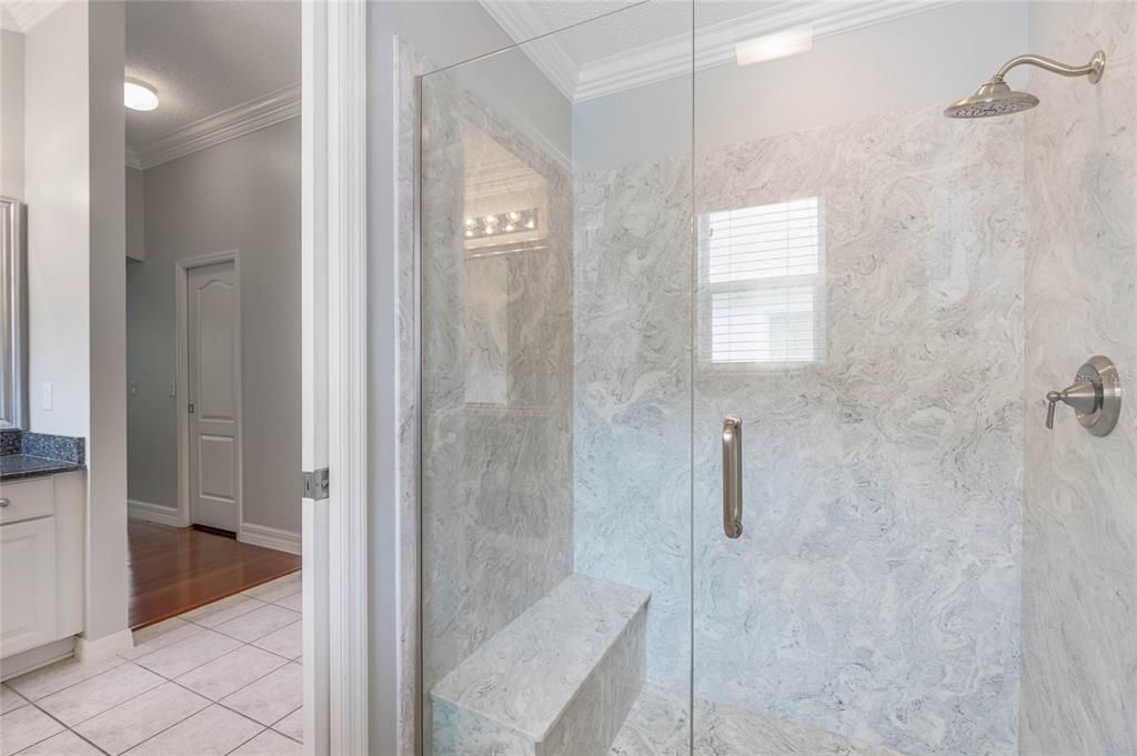 Walk in Shower w/bench