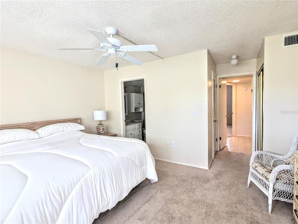 For Sale: $219,900 (2 beds, 2 baths, 1008 Square Feet)