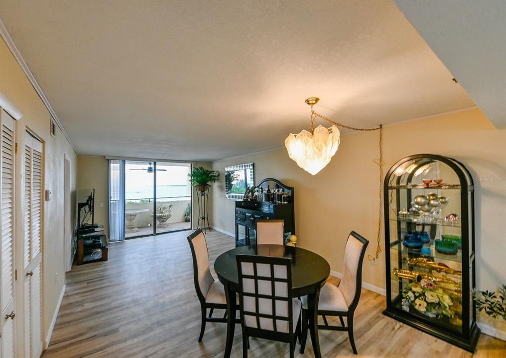 For Sale: $325,000 (2 beds, 2 baths, 950 Square Feet)