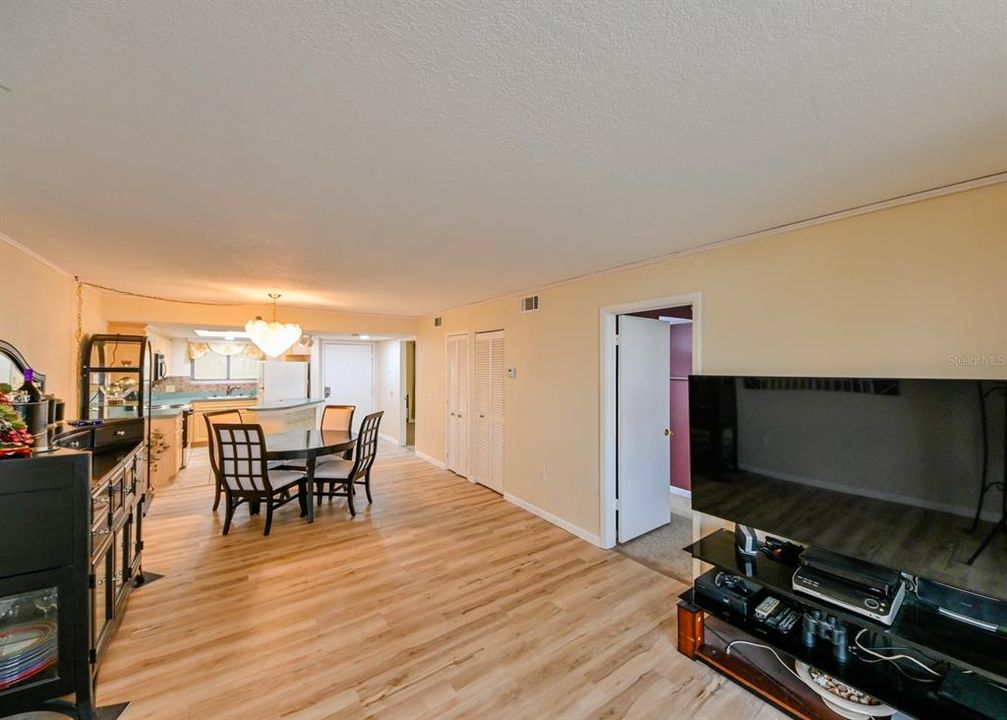 For Sale: $325,000 (2 beds, 2 baths, 950 Square Feet)