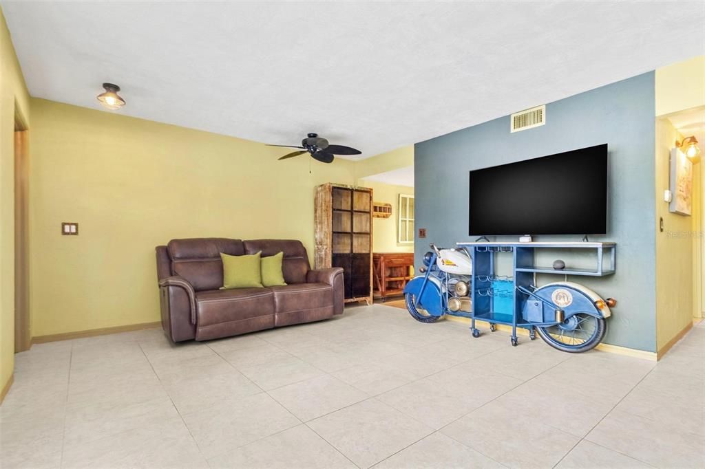 For Sale: $159,500 (1 beds, 1 baths, 825 Square Feet)