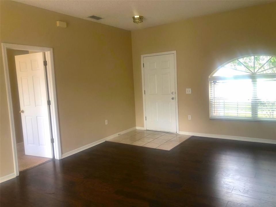 For Rent: $2,095 (4 beds, 2 baths, 1731 Square Feet)