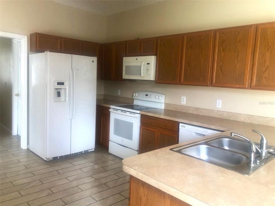 For Rent: $2,095 (4 beds, 2 baths, 1731 Square Feet)