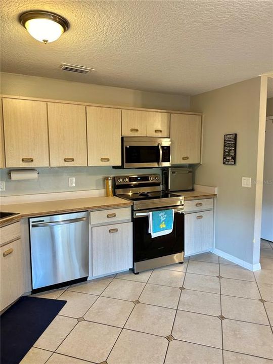 For Rent: $2,350 (4 beds, 2 baths, 1702 Square Feet)