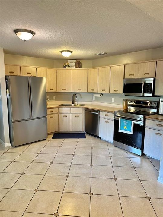 For Rent: $2,350 (4 beds, 2 baths, 1702 Square Feet)