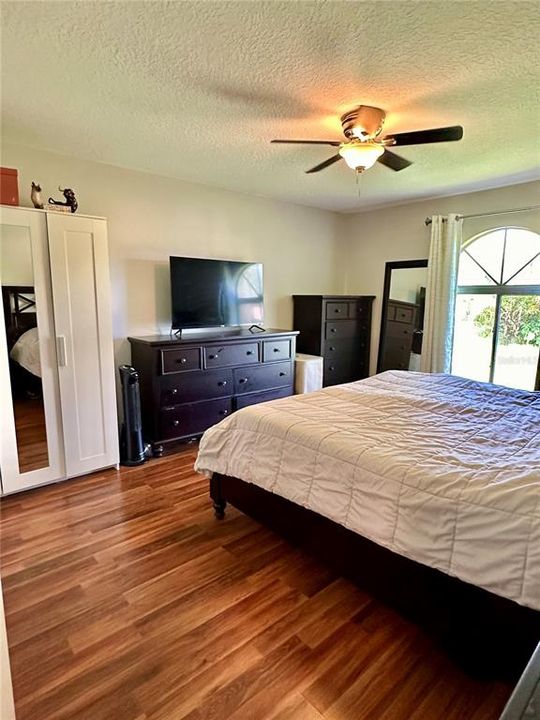 For Rent: $2,350 (4 beds, 2 baths, 1702 Square Feet)