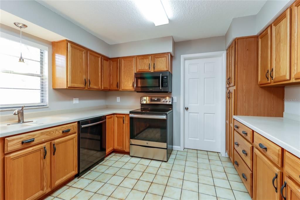 For Rent: $2,145 (3 beds, 2 baths, 1815 Square Feet)