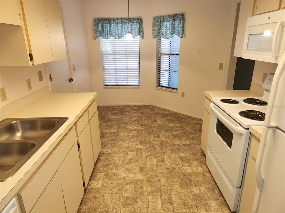 For Sale: $204,900 (2 beds, 2 baths, 958 Square Feet)