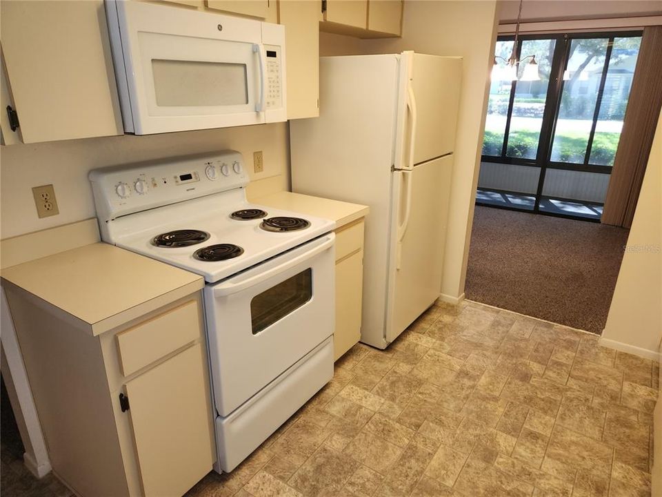 For Sale: $204,900 (2 beds, 2 baths, 958 Square Feet)