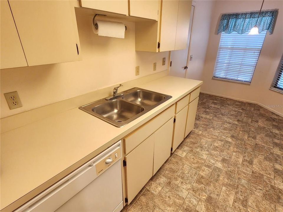 For Sale: $204,900 (2 beds, 2 baths, 958 Square Feet)