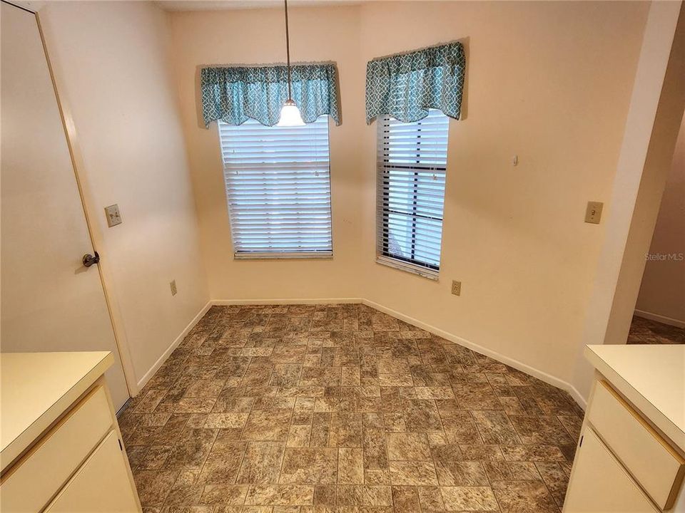 For Sale: $204,900 (2 beds, 2 baths, 958 Square Feet)