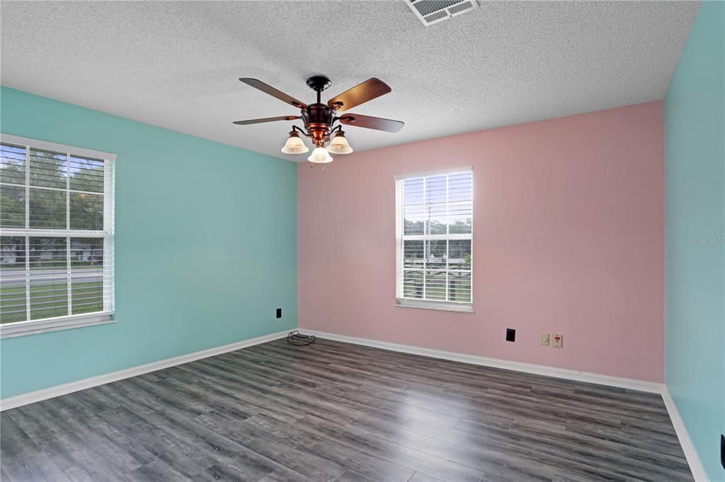 For Sale: $319,900 (3 beds, 2 baths, 1568 Square Feet)