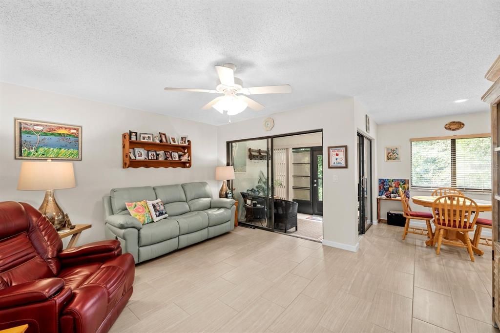 Active With Contract: $139,900 (1 beds, 1 baths, 819 Square Feet)