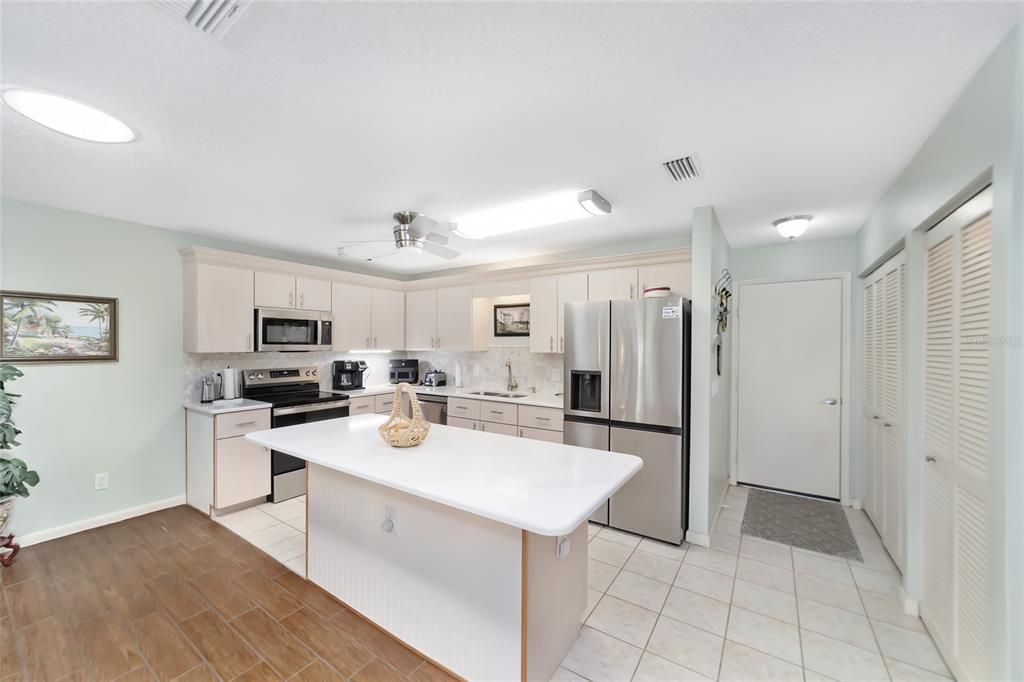 Active With Contract: $218,900 (2 beds, 2 baths, 1748 Square Feet)