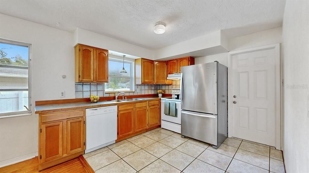 For Rent: $2,300 (2 beds, 1 baths, 960 Square Feet)