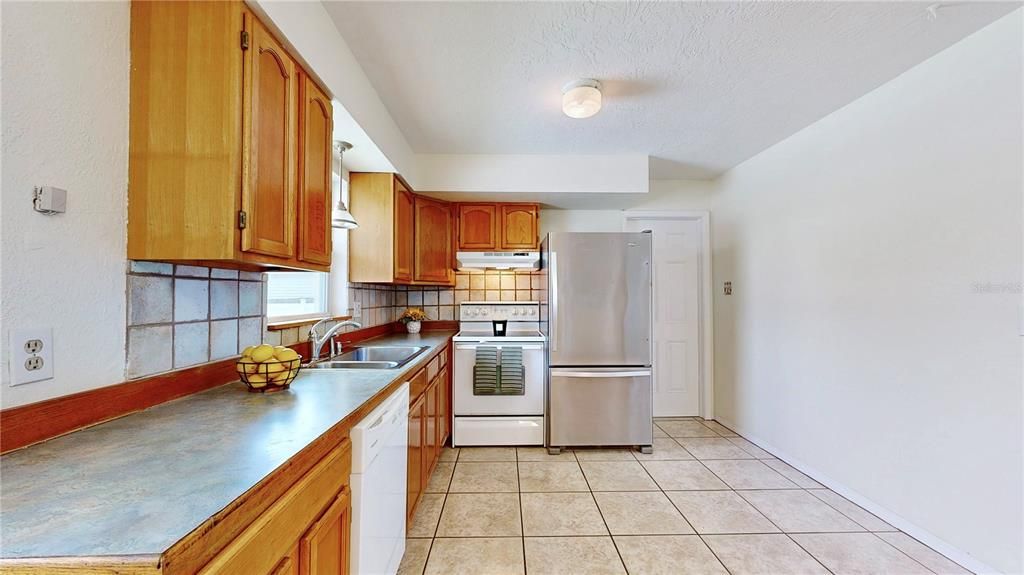 For Rent: $2,300 (2 beds, 1 baths, 960 Square Feet)