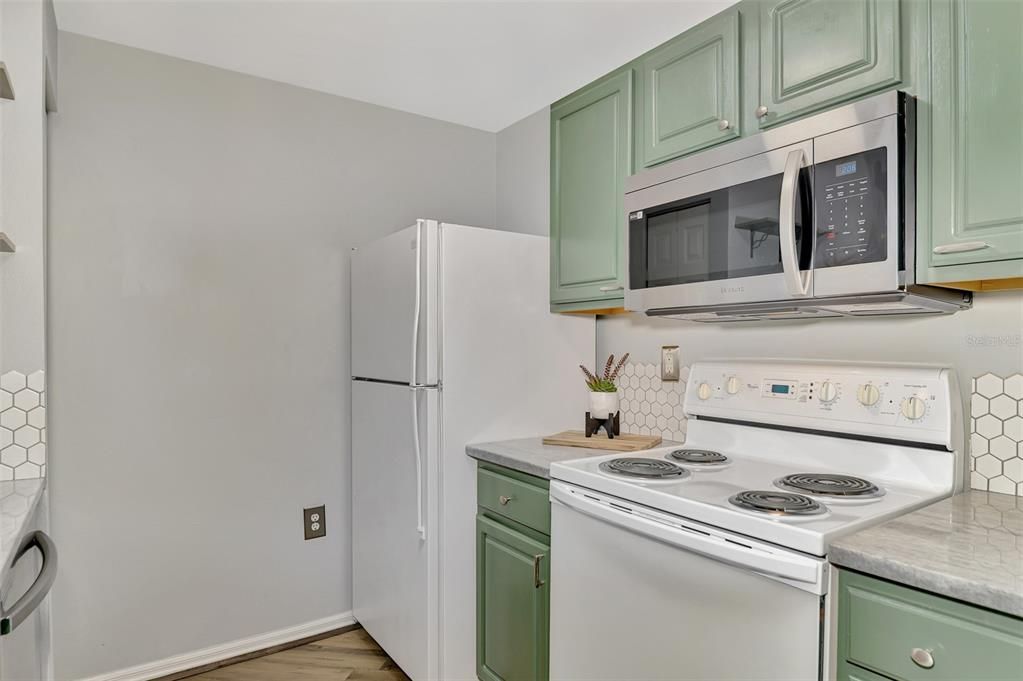 For Sale: $225,000 (1 beds, 1 baths, 957 Square Feet)