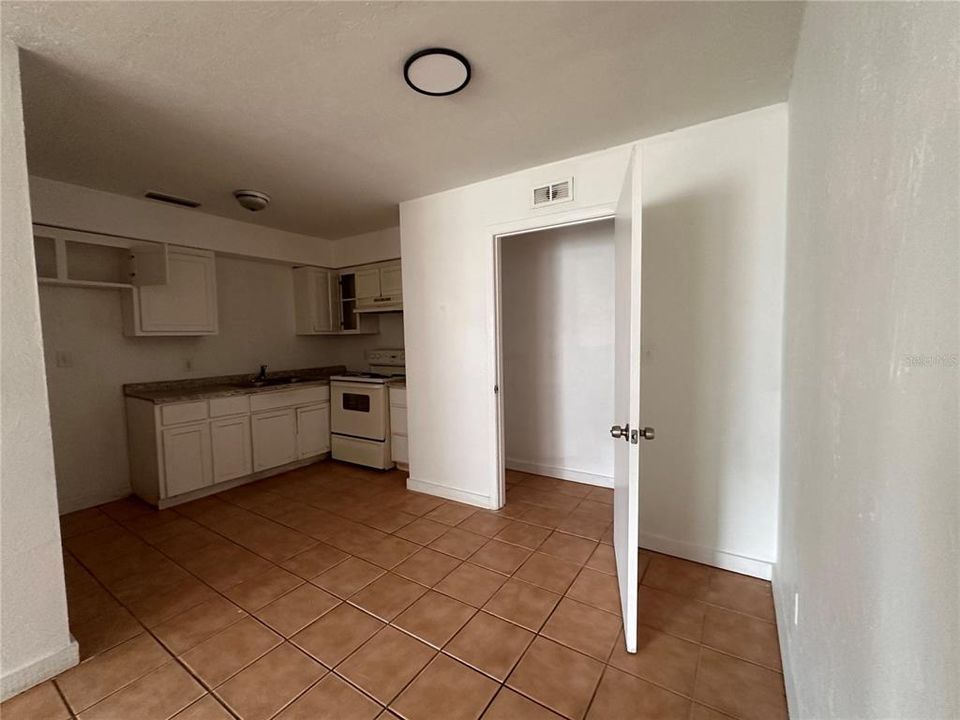 For Rent: $1,100 (2 beds, 1 baths, 955 Square Feet)