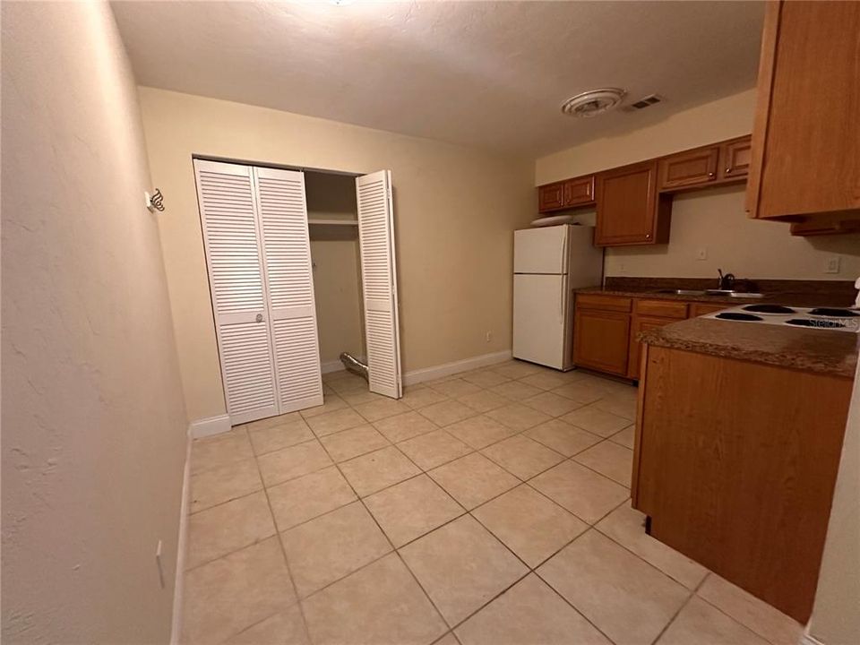 For Rent: $1,100 (2 beds, 1 baths, 955 Square Feet)