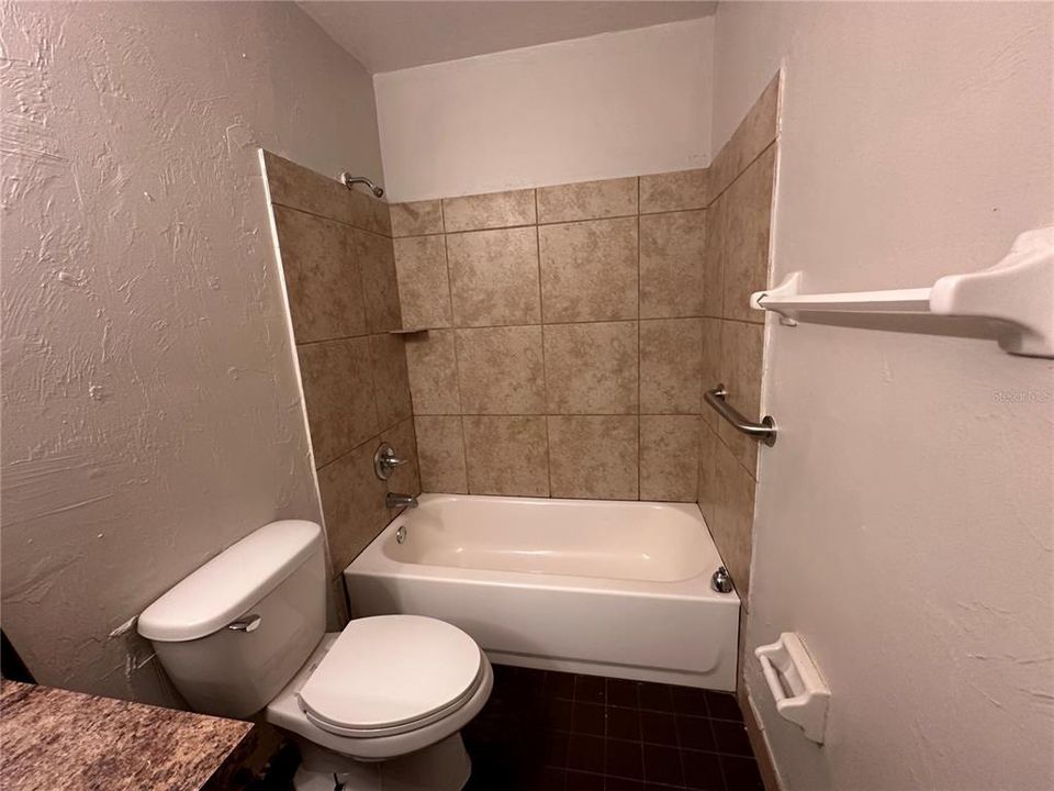 For Rent: $1,100 (2 beds, 1 baths, 955 Square Feet)