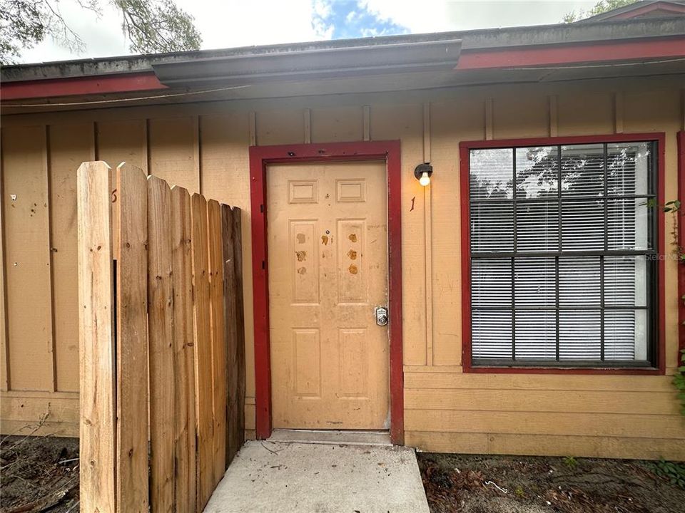 For Rent: $1,100 (2 beds, 1 baths, 955 Square Feet)