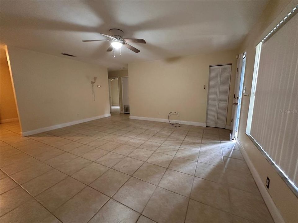 For Rent: $1,100 (2 beds, 1 baths, 955 Square Feet)