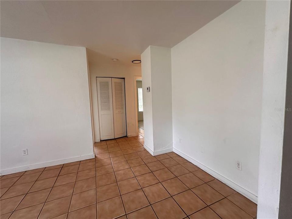 For Rent: $1,100 (2 beds, 1 baths, 955 Square Feet)