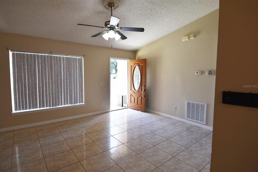 For Rent: $1,800 (3 beds, 2 baths, 1040 Square Feet)