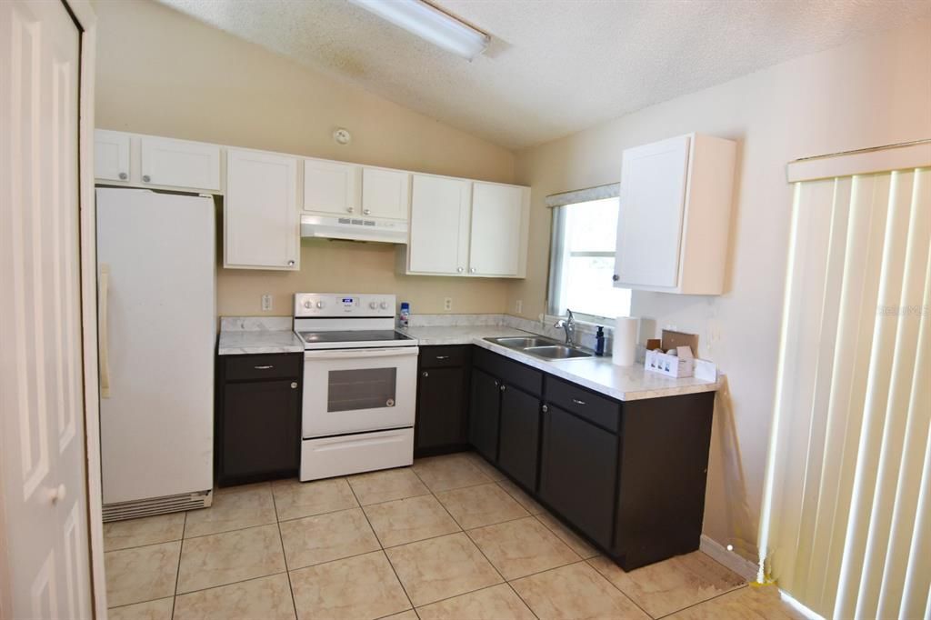 For Rent: $1,800 (3 beds, 2 baths, 1040 Square Feet)