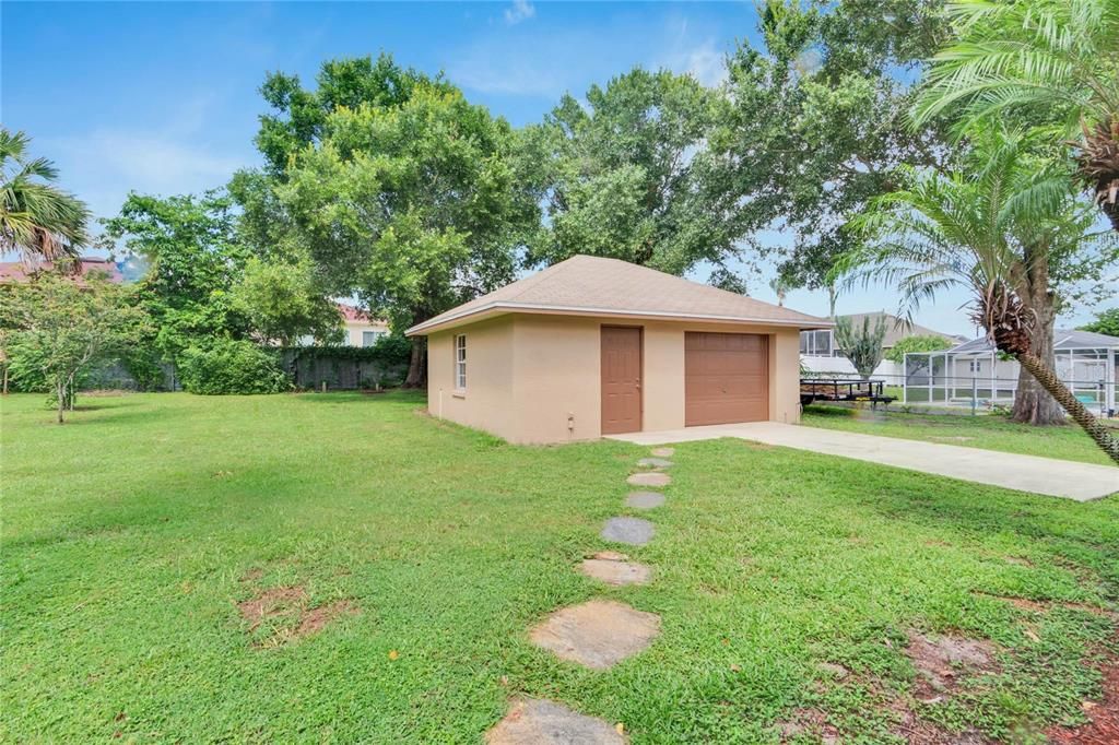 Detached Garage with workshop & Electricity