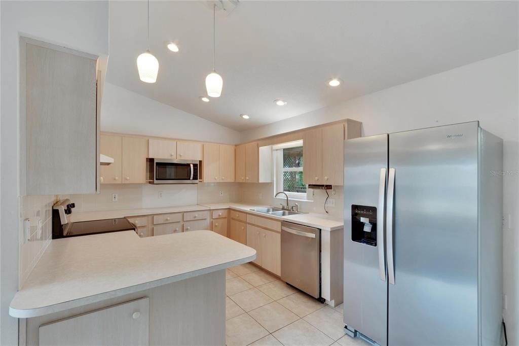 Active With Contract: $345,000 (3 beds, 2 baths, 1318 Square Feet)