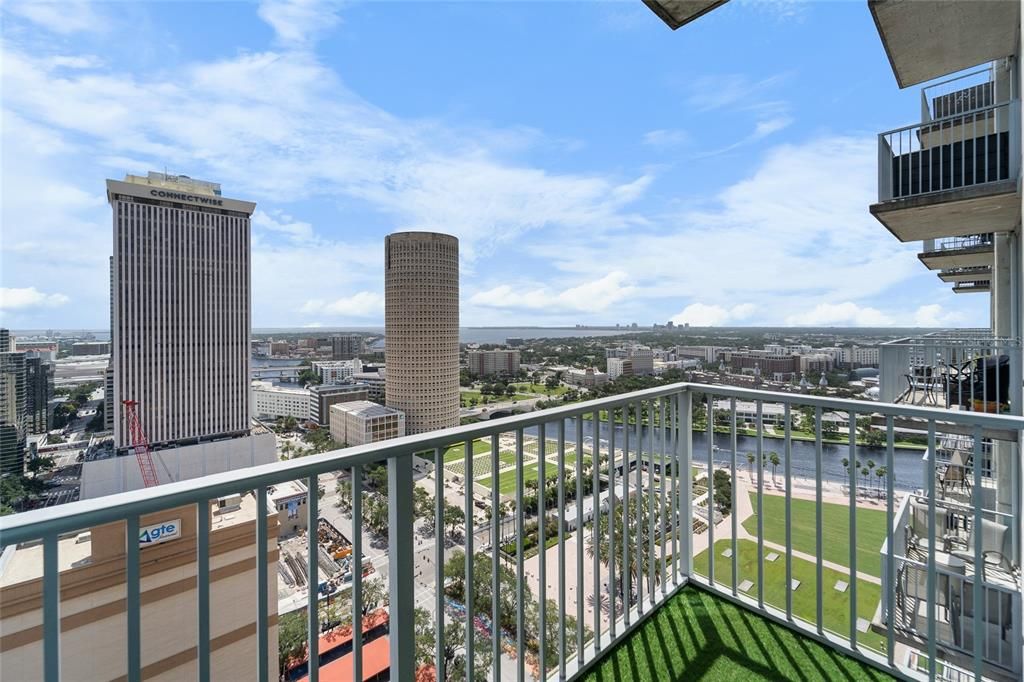 For Sale: $570,000 (1 beds, 1 baths, 838 Square Feet)