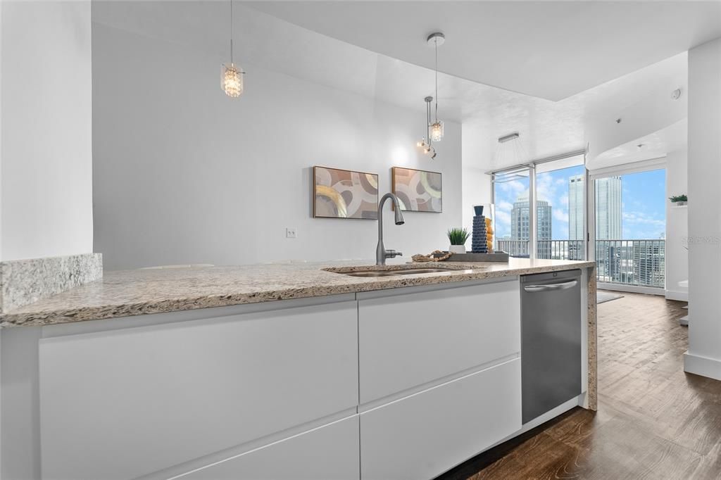 For Sale: $570,000 (1 beds, 1 baths, 838 Square Feet)