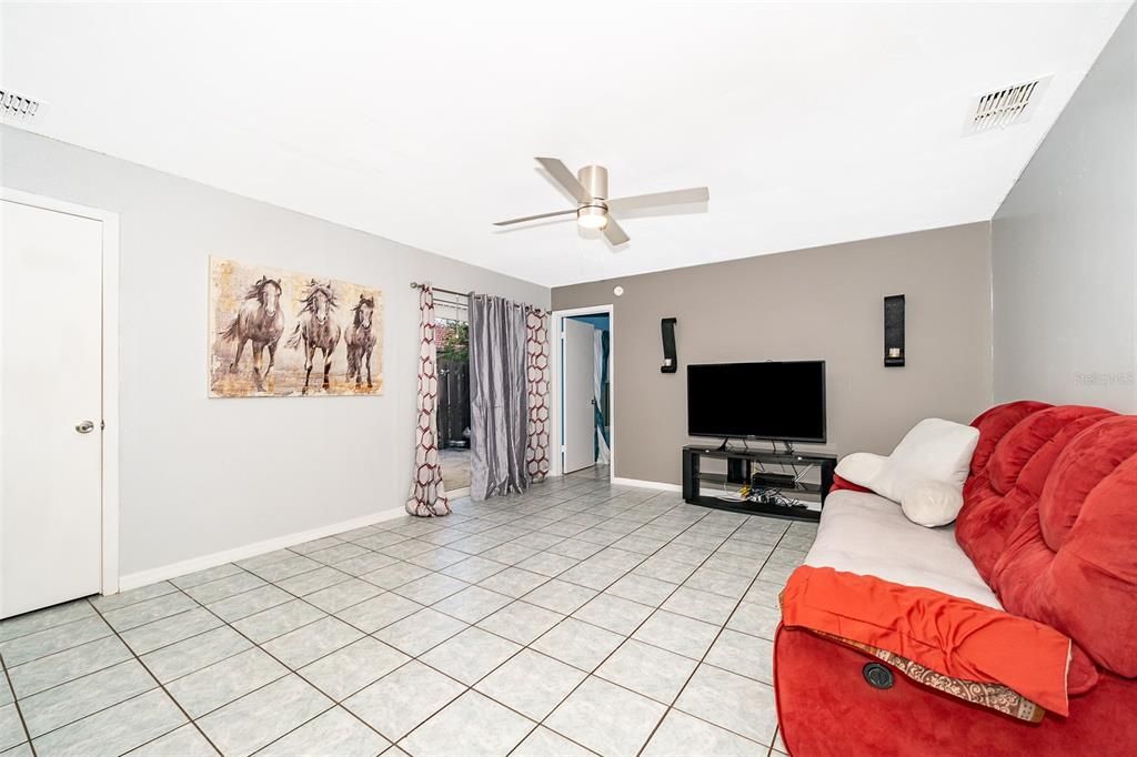 For Sale: $200,000 (2 beds, 2 baths, 1038 Square Feet)