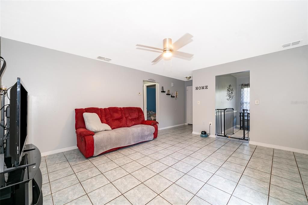 For Sale: $200,000 (2 beds, 2 baths, 1038 Square Feet)