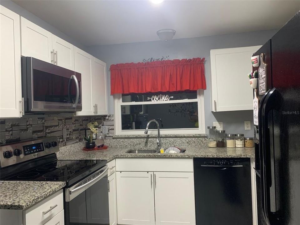 For Sale: $205,000 (2 beds, 2 baths, 1038 Square Feet)