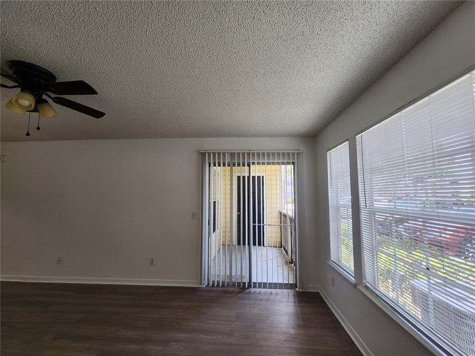 Active With Contract: $162,000 (1 beds, 1 baths, 627 Square Feet)