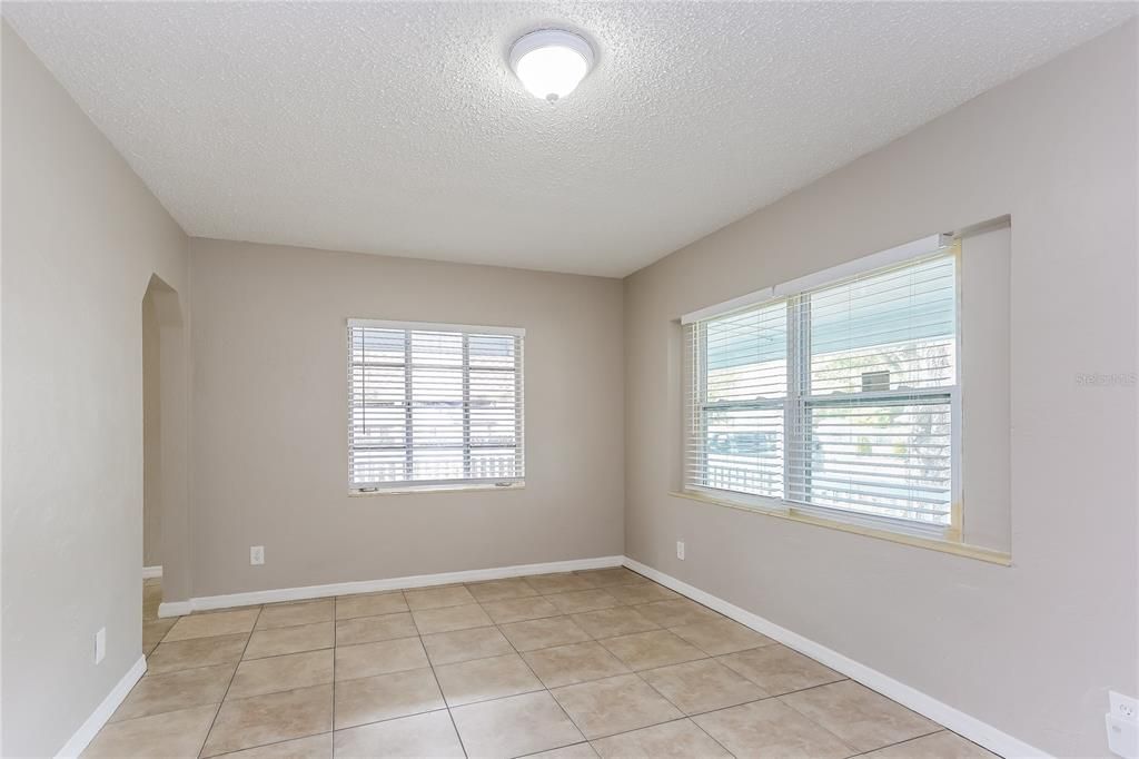 For Rent: $2,000 (3 beds, 1 baths, 926 Square Feet)