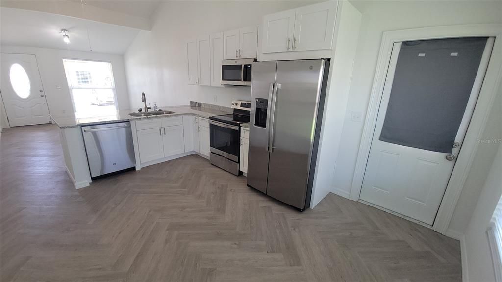 For Rent: $1,900 (3 beds, 1 baths, 1089 Square Feet)