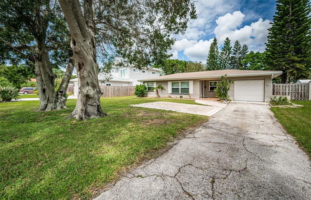 For Sale: $549,000 (3 beds, 2 baths, 1948 Square Feet)