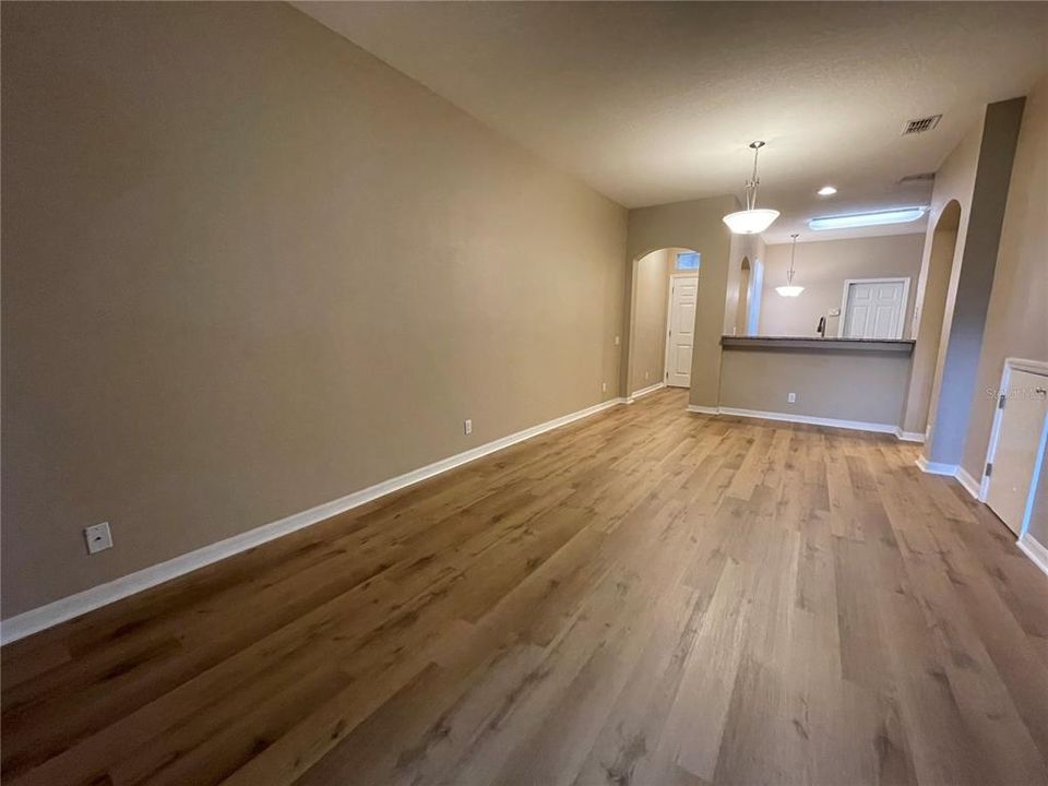 Active With Contract: $1,900 (2 beds, 2 baths, 1240 Square Feet)