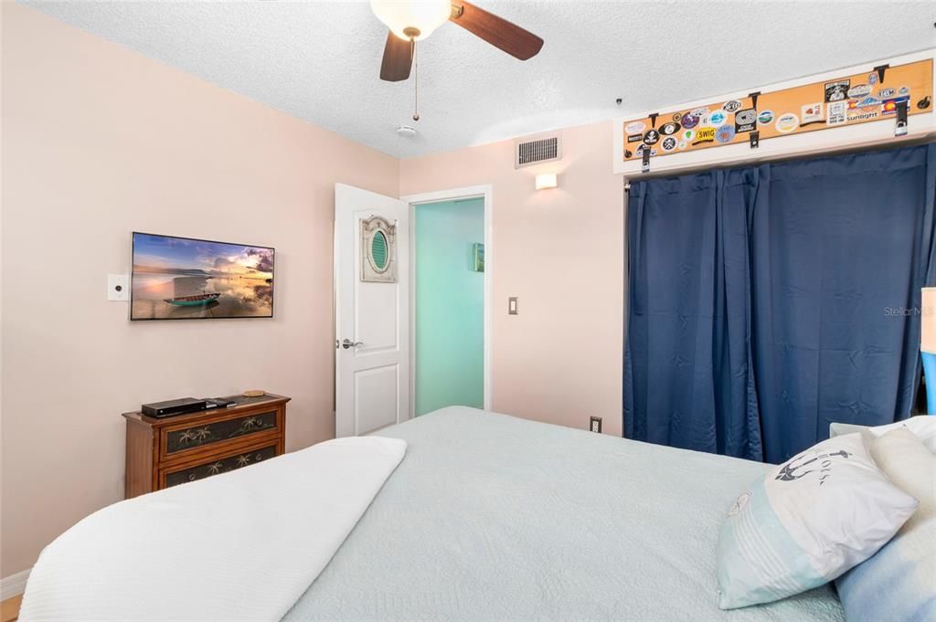 For Sale: $330,000 (1 beds, 1 baths, 480 Square Feet)