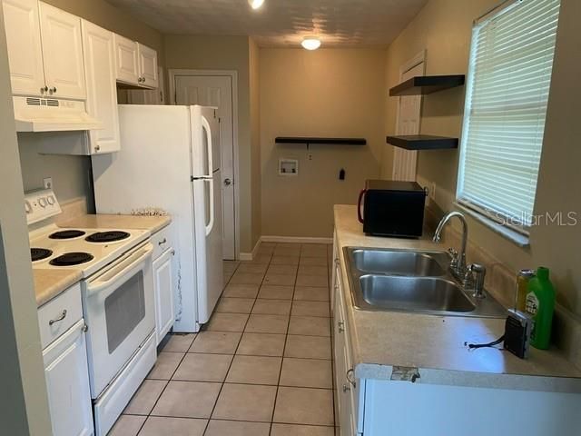 Active With Contract: $1,450 (2 beds, 2 baths, 909 Square Feet)