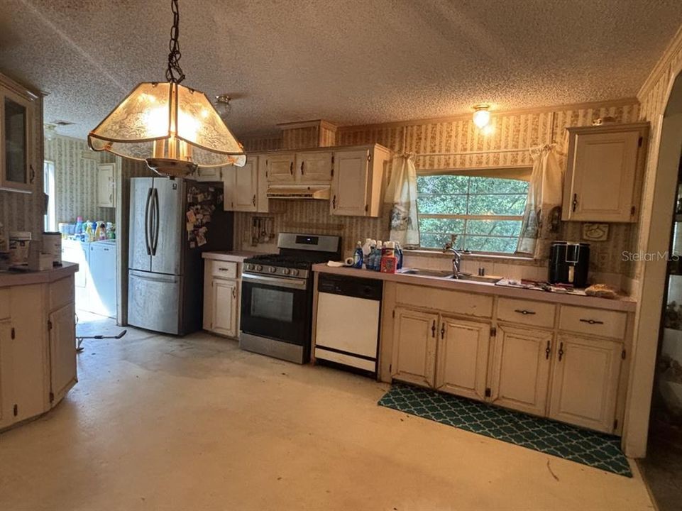 For Sale: $129,900 (3 beds, 2 baths, 1404 Square Feet)