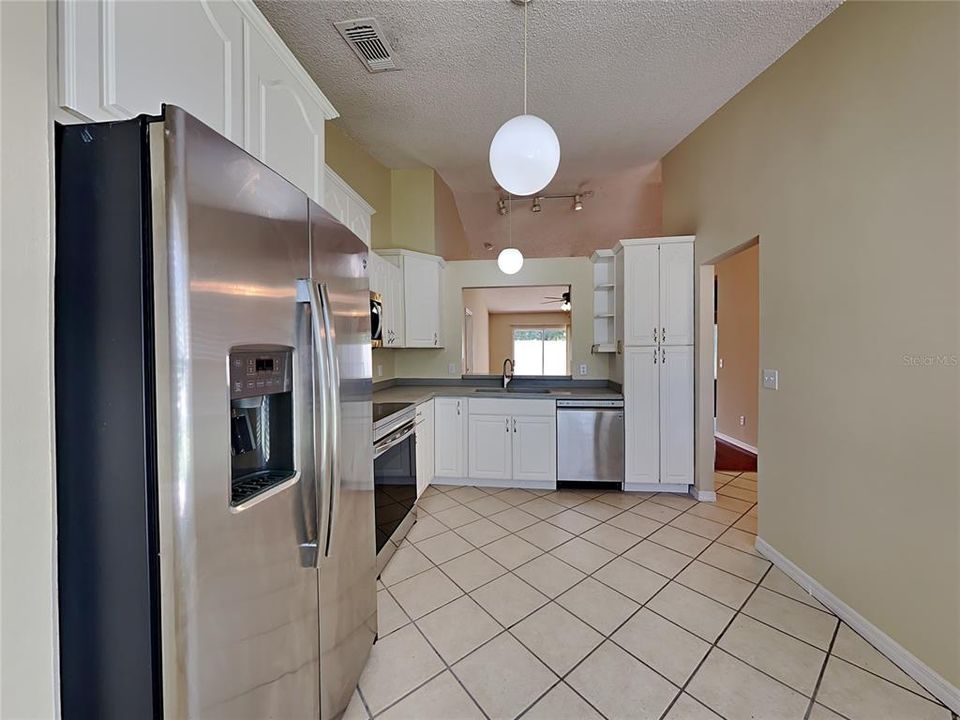 For Rent: $2,049 (3 beds, 2 baths, 1300 Square Feet)