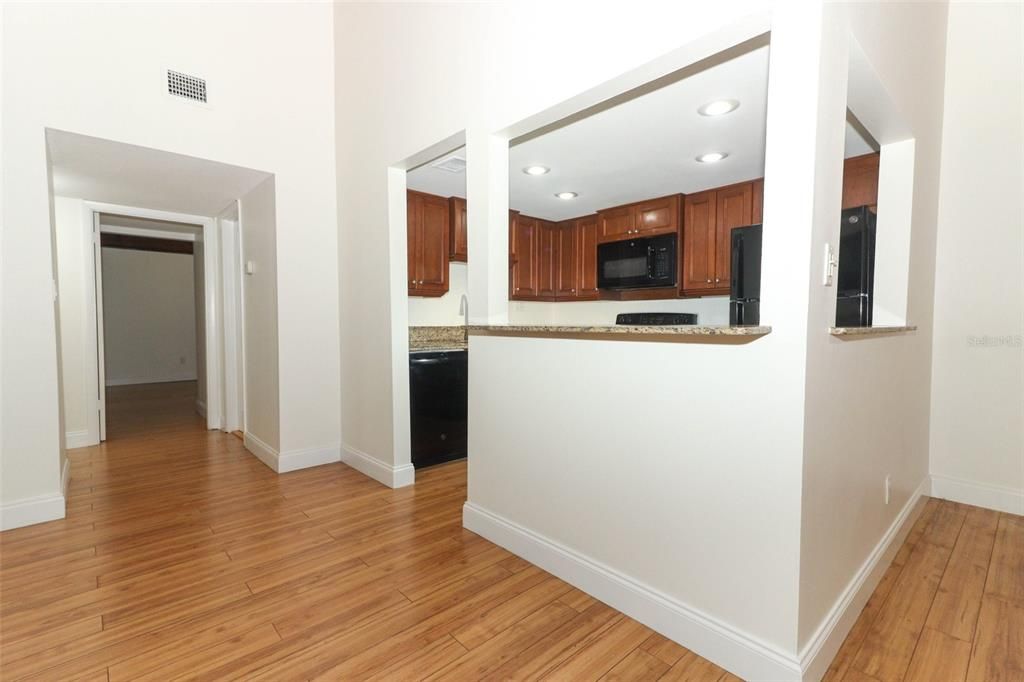 Active With Contract: $159,500 (1 beds, 1 baths, 836 Square Feet)