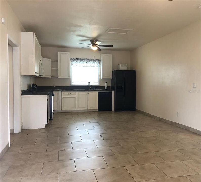 Active With Contract: $1,295 (3 beds, 2 baths, 1250 Square Feet)