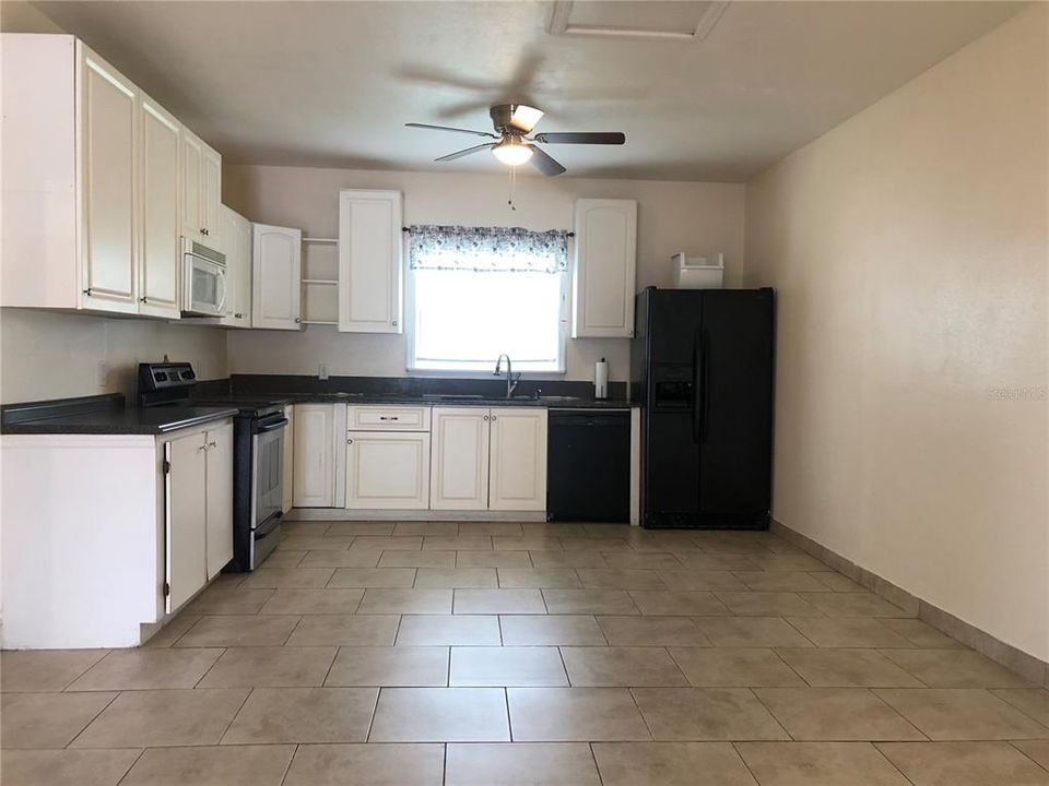 Active With Contract: $1,295 (3 beds, 2 baths, 1250 Square Feet)