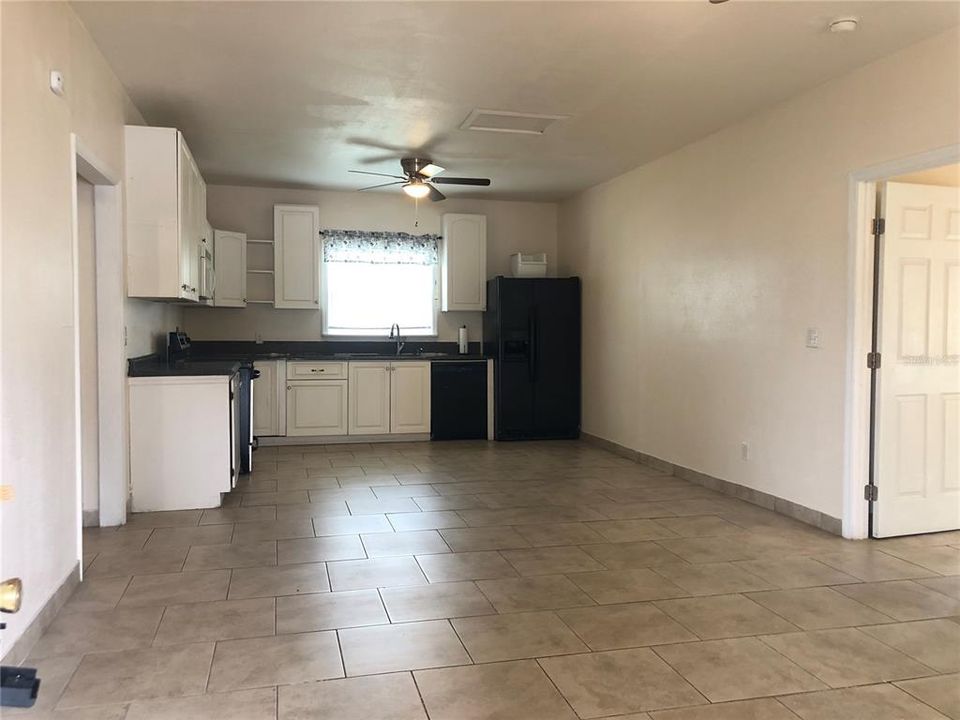 Active With Contract: $1,295 (3 beds, 2 baths, 1250 Square Feet)